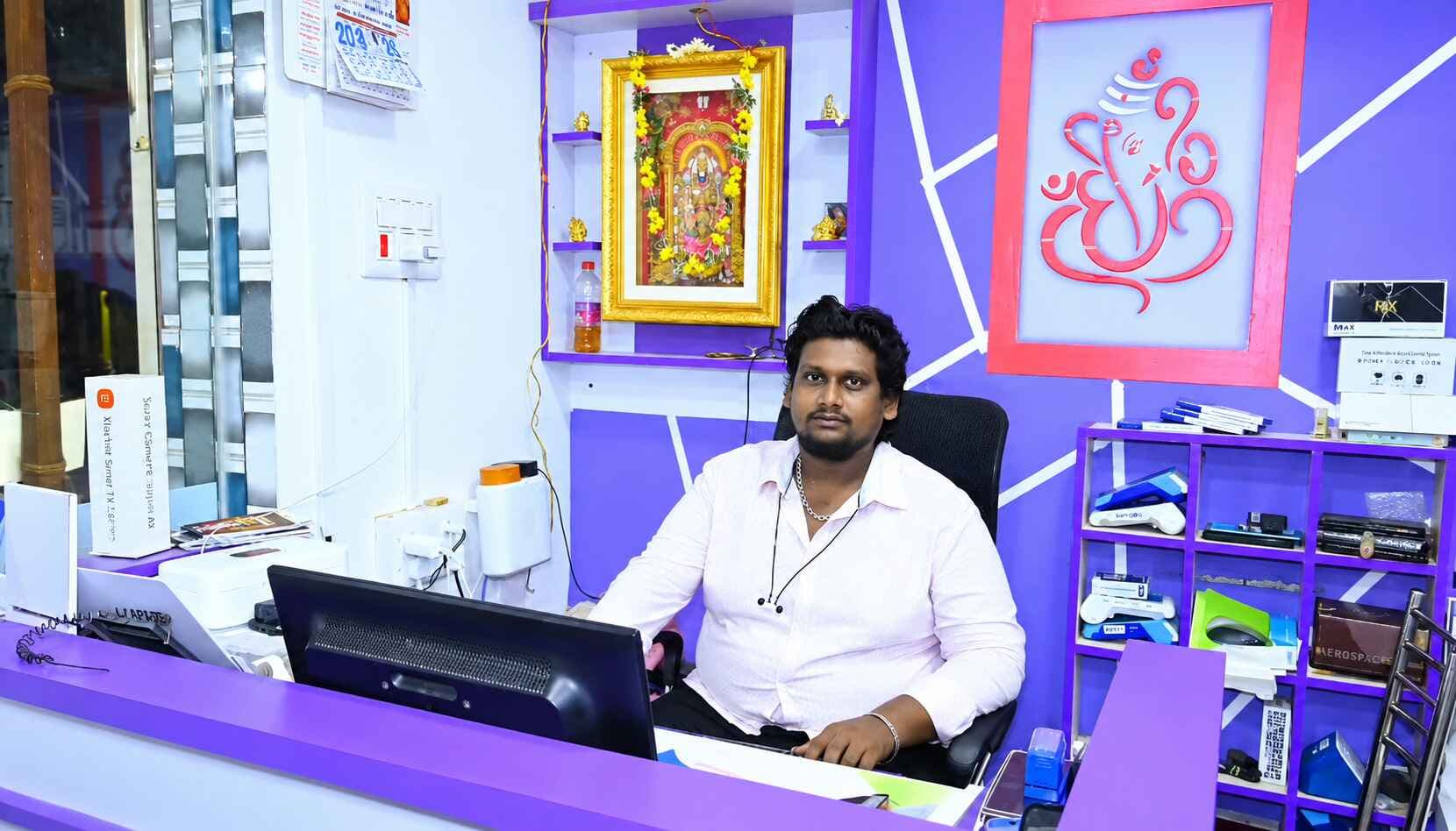 Sabarivelvasan P V, proprietor of Thozha Mobiles